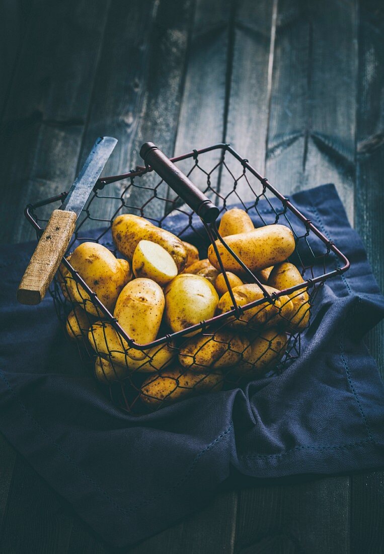 Kartoffeln in Drahtkorb