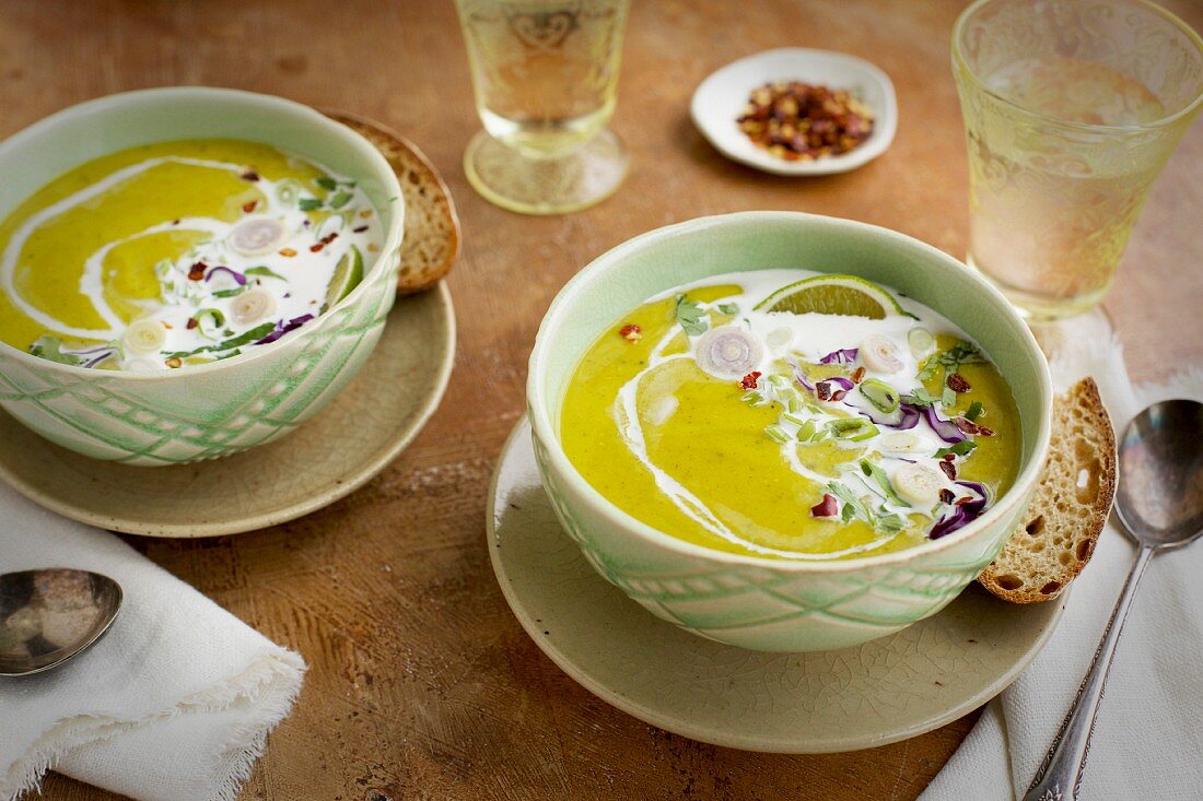 Koriandercremesuppe mit roten Linsen und Kokosmilch