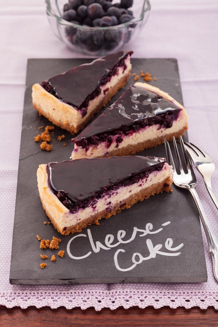 Blueberry cheesecake with a biscuit base