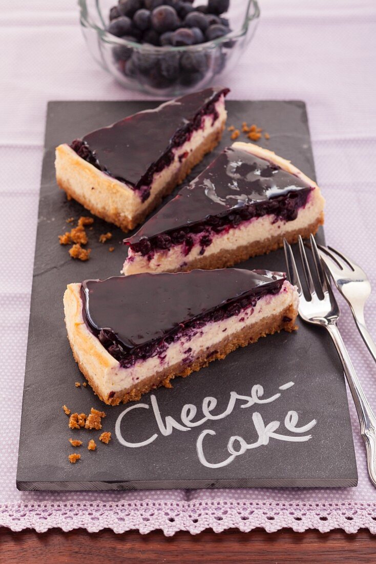 Heidelbeer-Cheesecake mit Keksboden