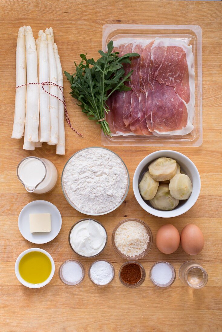Ingredients for a white asparagus quiche with Parma ham and arugula