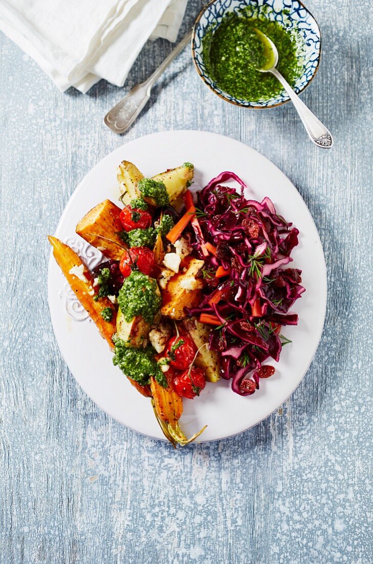 Ofengebackenes Gemüse mit Pesto und Rotkohlsalat (Aufsicht)