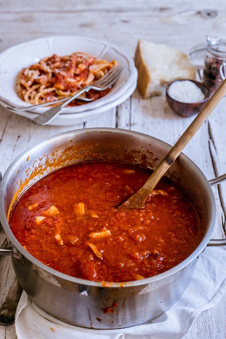 Amatriciana-Sauce im Kochtopf