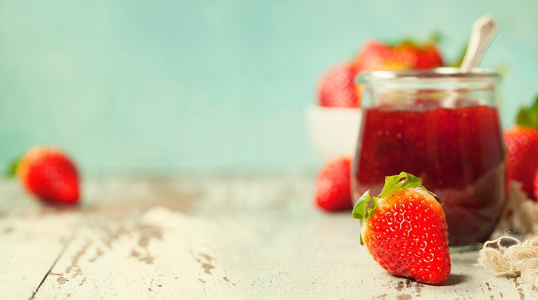 Selbstgemachte Erdbeermarmelade und frische Erdbeeren