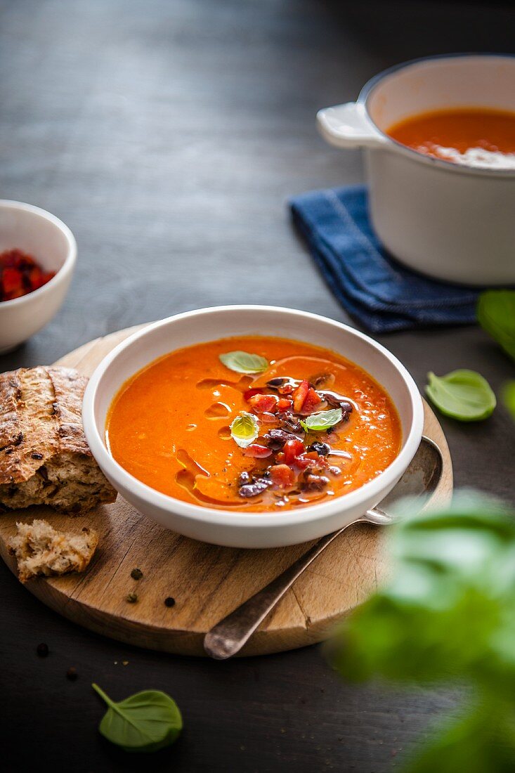 Tomaten-Paprika-Suppe mit Olivenöl und Brot