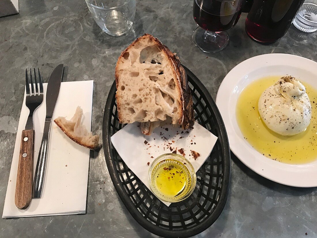 Sauerteigbrot mit Olivenöl auf Restauranttheke (Italien)