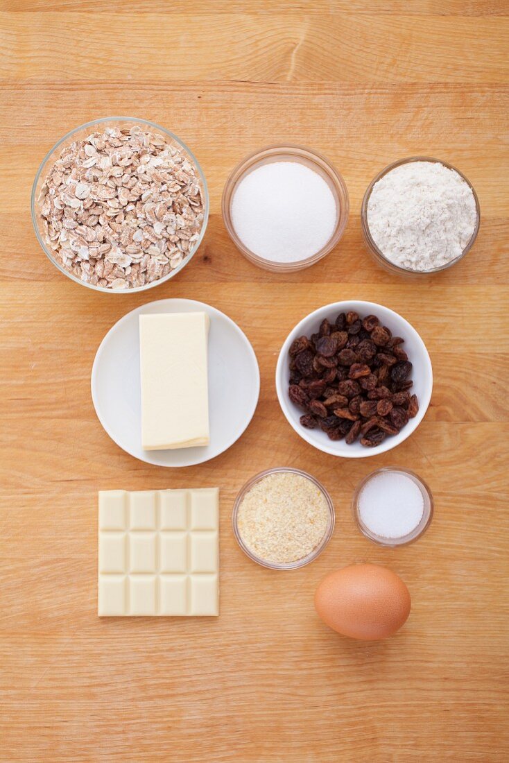 Zutaten für Getreideflocken-Cookies mit Rosinen und weißer Schokolade