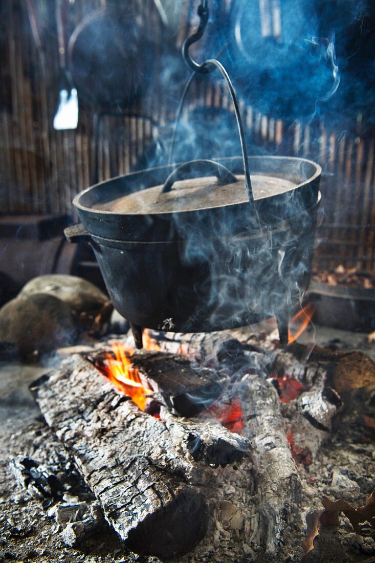 Dutch Oven über Lagerfeuer