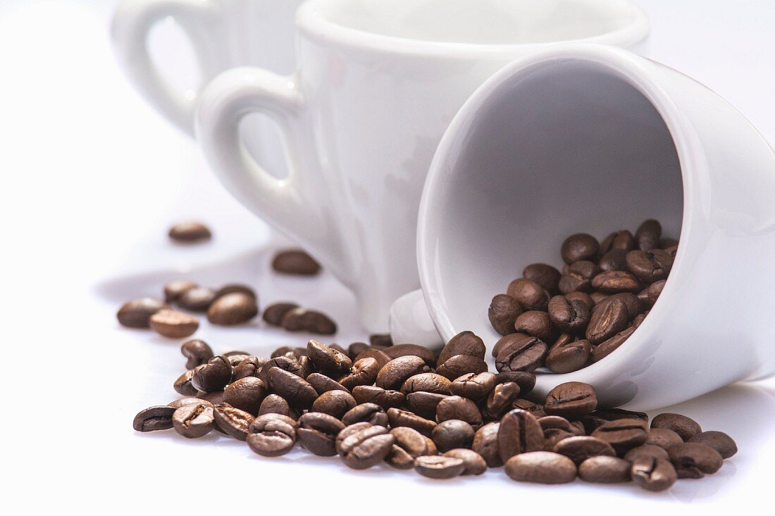 Espressotassen mit Kaffeebohnen