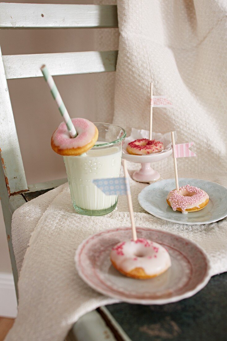 Mini-Donuts mit Fähnchen und Glas Milch
