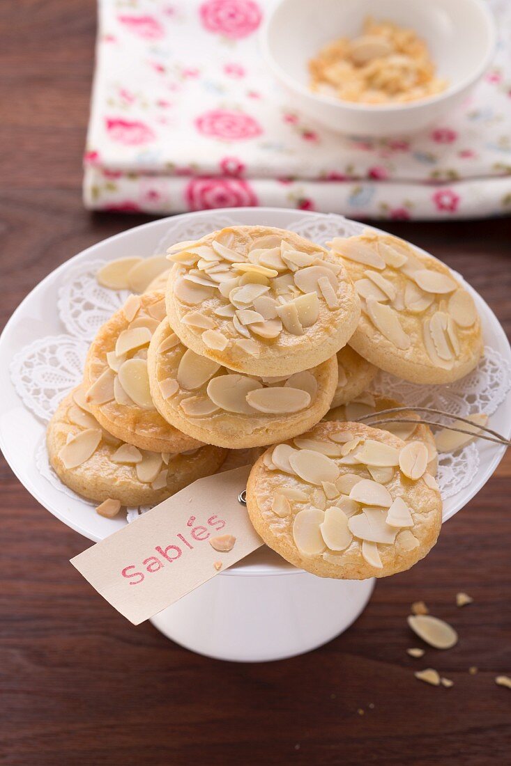 Sablés (biscuits with almond flakes)