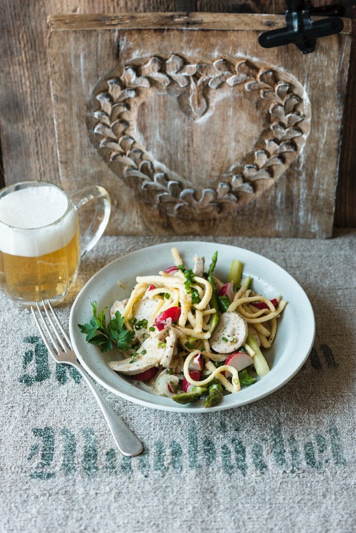 Weisswurstsalat mit Spätzlenudeln, Radieschen und grünem Spargel