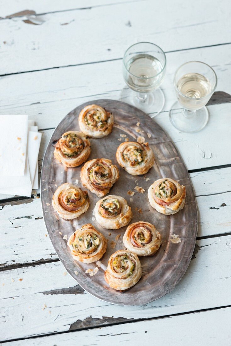 Blätterteigschnecken mit grünem Spargel und Ziegenfrischkäse