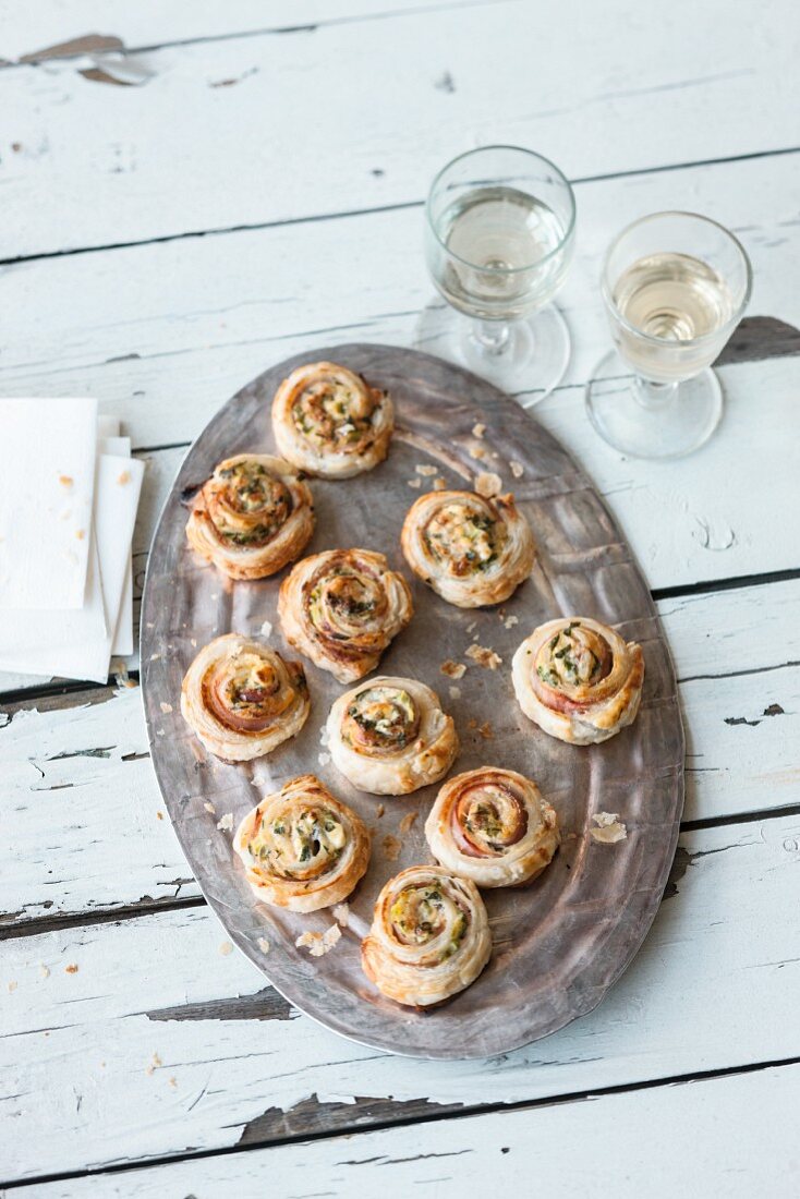 Puff pastry swirls with green asparagus and soft goat's cheese