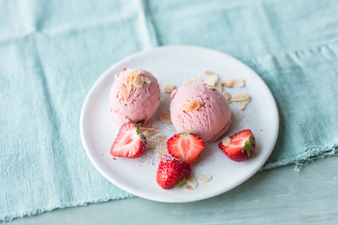Erdbeer-Rhabarber-Eis mit Mandelblättchen