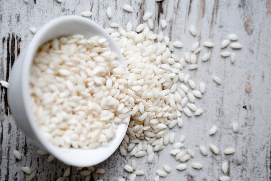 A tipped-over bowl of round-grain rice (seen from above)