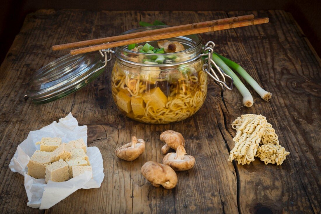 Miso Ramen Suppe mit Shiitake-Pilzen, Tofu und Frühlingszwiebeln