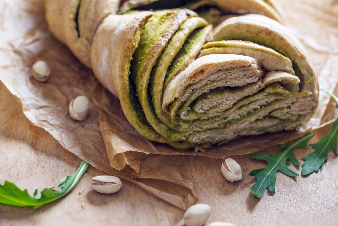 Veganer Hefezopf, gefüllt mit grünem Pesto