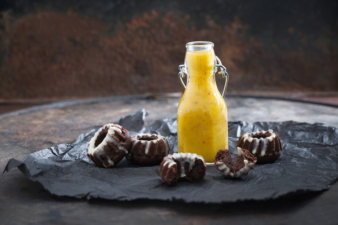 Veganer Apfel-Mango-Smoothie mit Mini-Schokokuchen