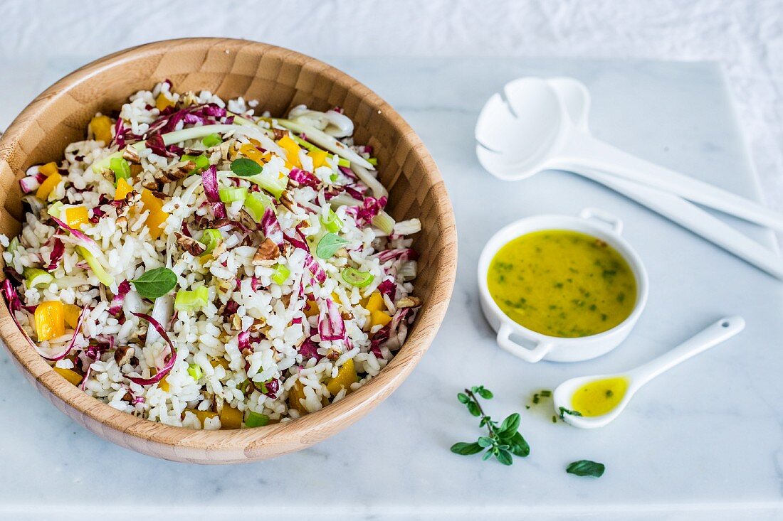 Veganer Reissalat mit Radicchio und Vinaigrette