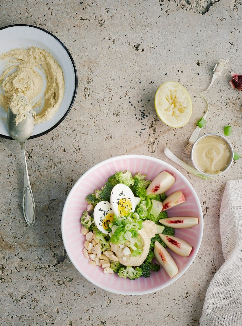 Brokkoli-Bowl mit rotem Hummus und wachsweichem Ei