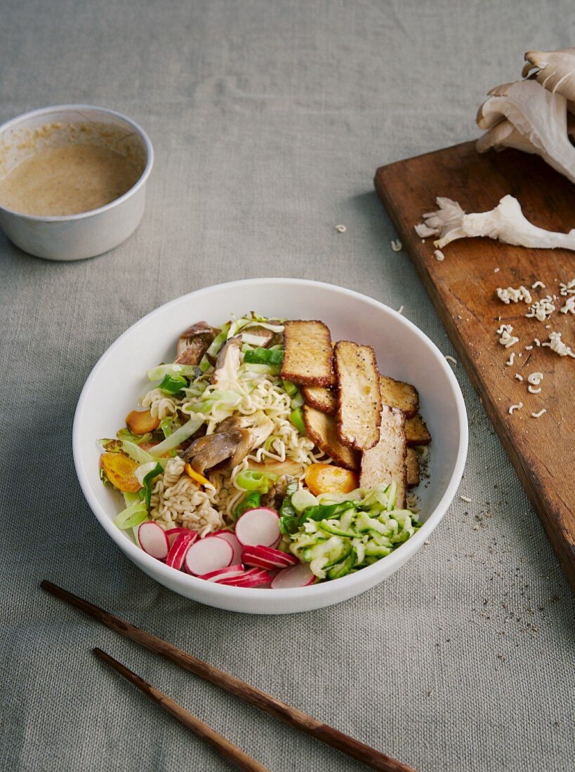 Sesam-Nudel-Bowl mit saurem Gemüse