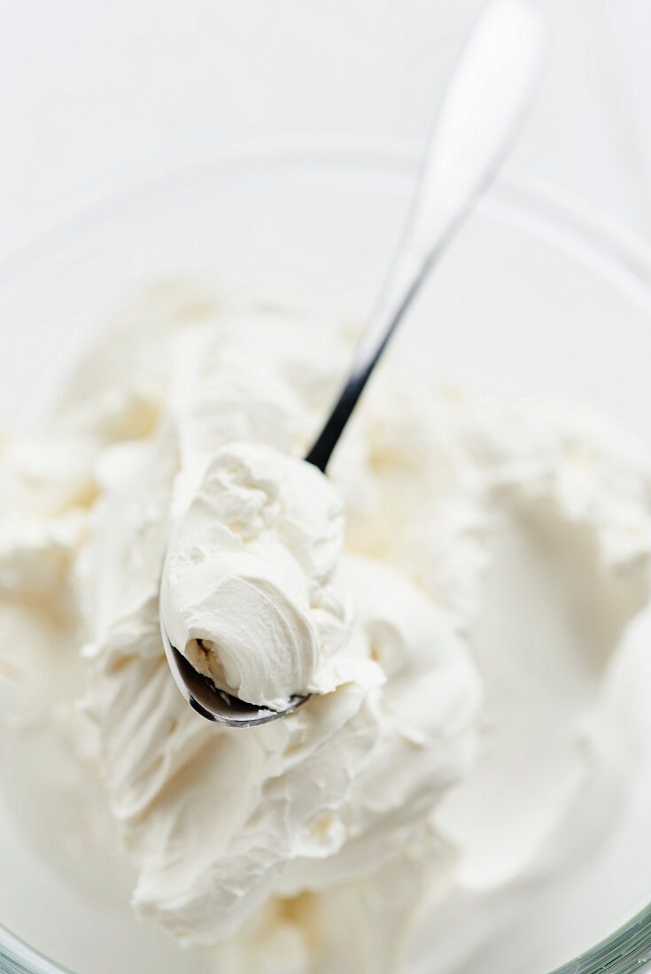 Frischer Mascarpone in Glasschüssel mit Löffel