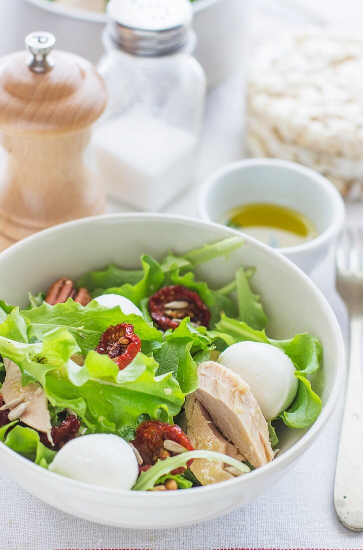 Thunfischsalat mit Mozzarella und getrockneten Tomaten