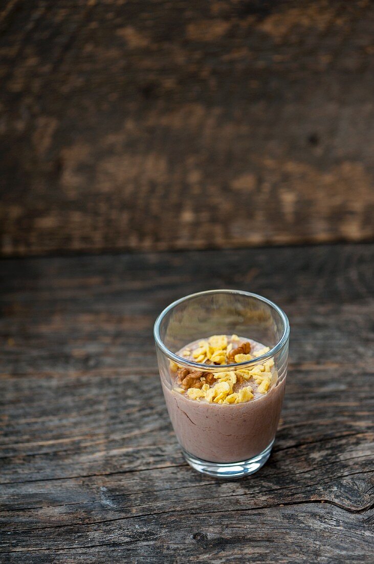 Kakao-Pudding mit Walnüssen und Flakes im Glas