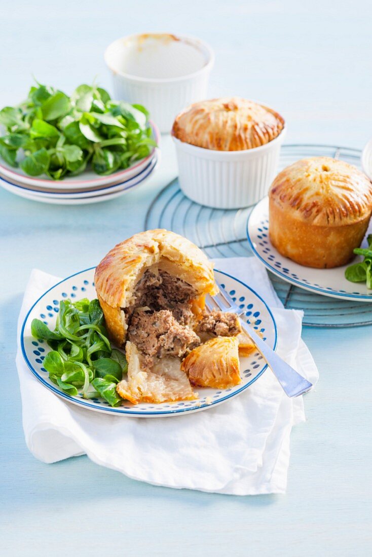 Small mince pies with a lambs lettuce salad (England)