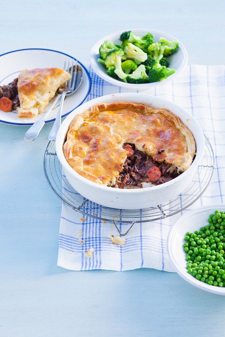 Pie mit Ochsenfleisch, Guinness und Blätterteigdeckel (Irland)