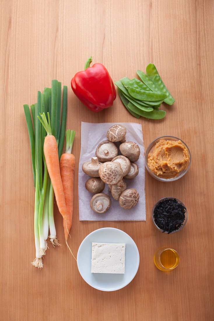 Zutaten für vegane Misosuppe mit Tofu und Algen