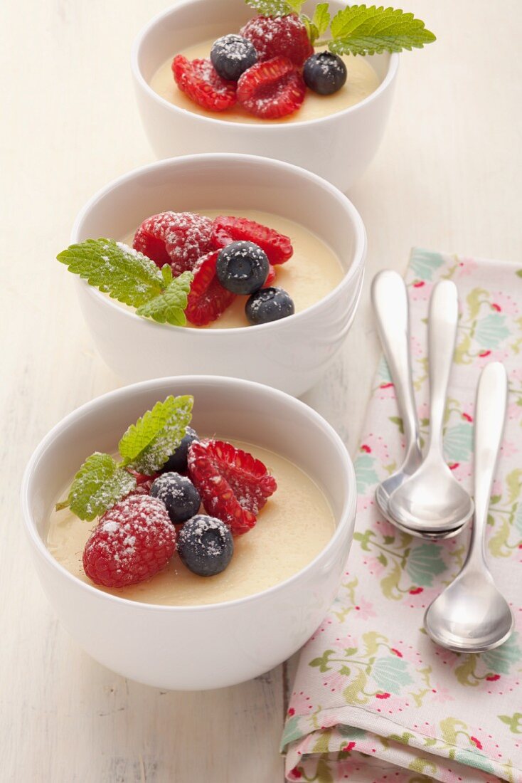 Klassischer Vanillepudding mit frischen Beeren