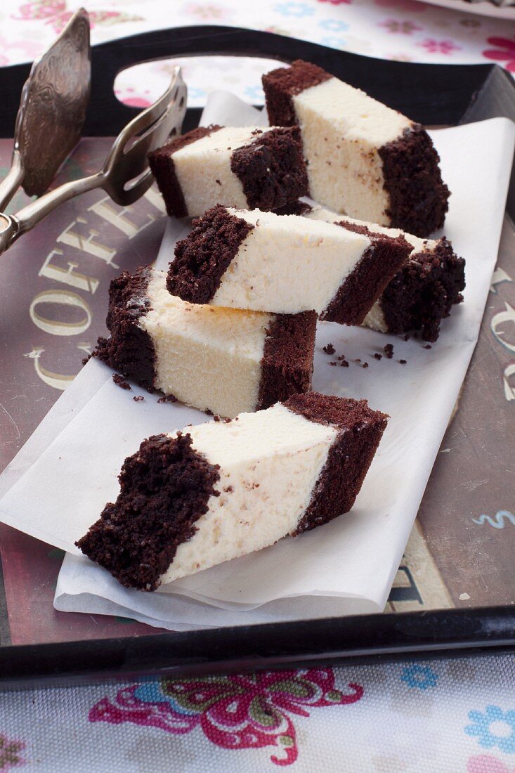 Layered cheesecake with chocolate