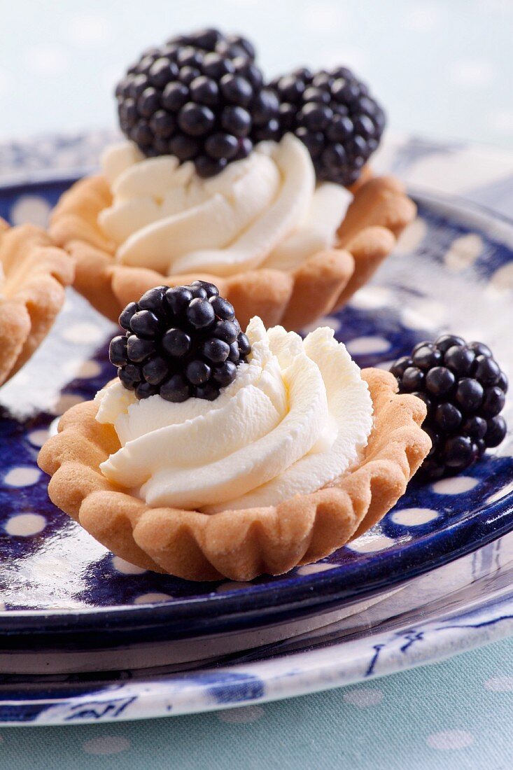 Cupcakes with cream and blackberry