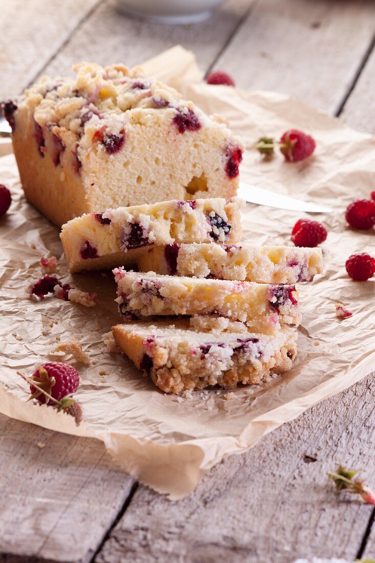 Raspberry cake with butter crumble