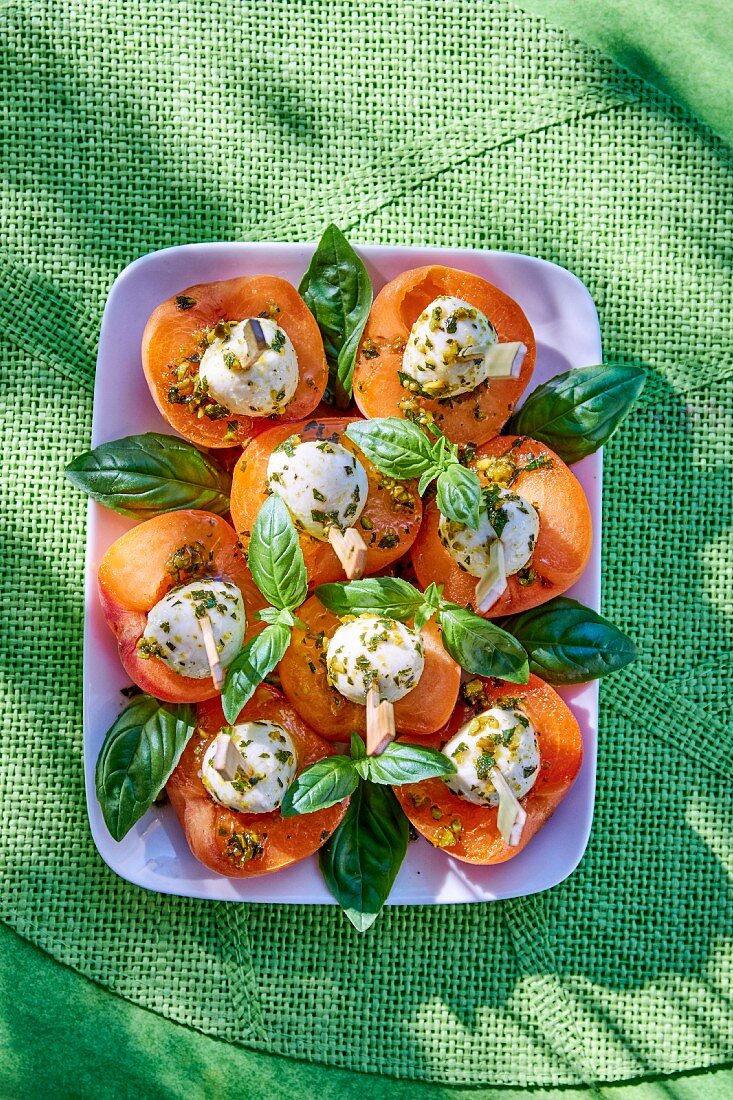 Apricot skewers with mozzarella and basil (top view)