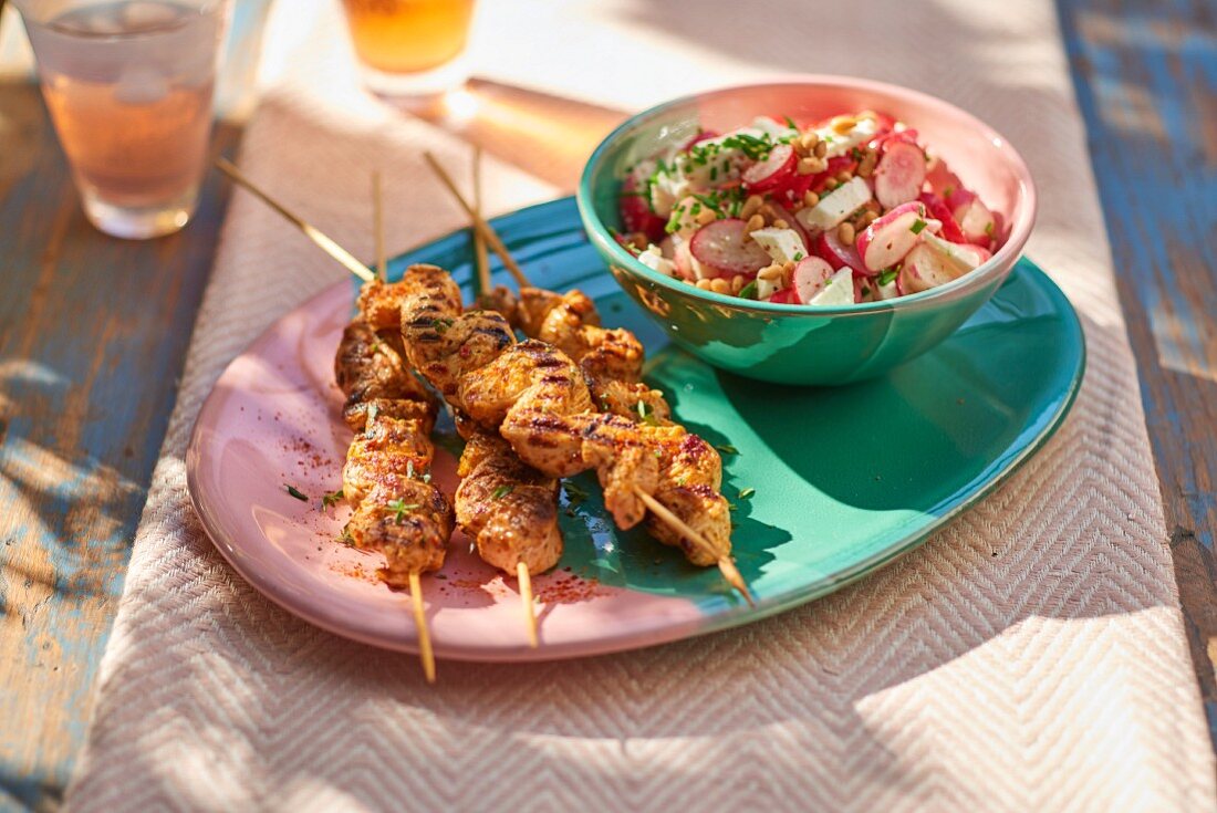 Gegrillte Hähnchenspiesse mit Radiesschensalat