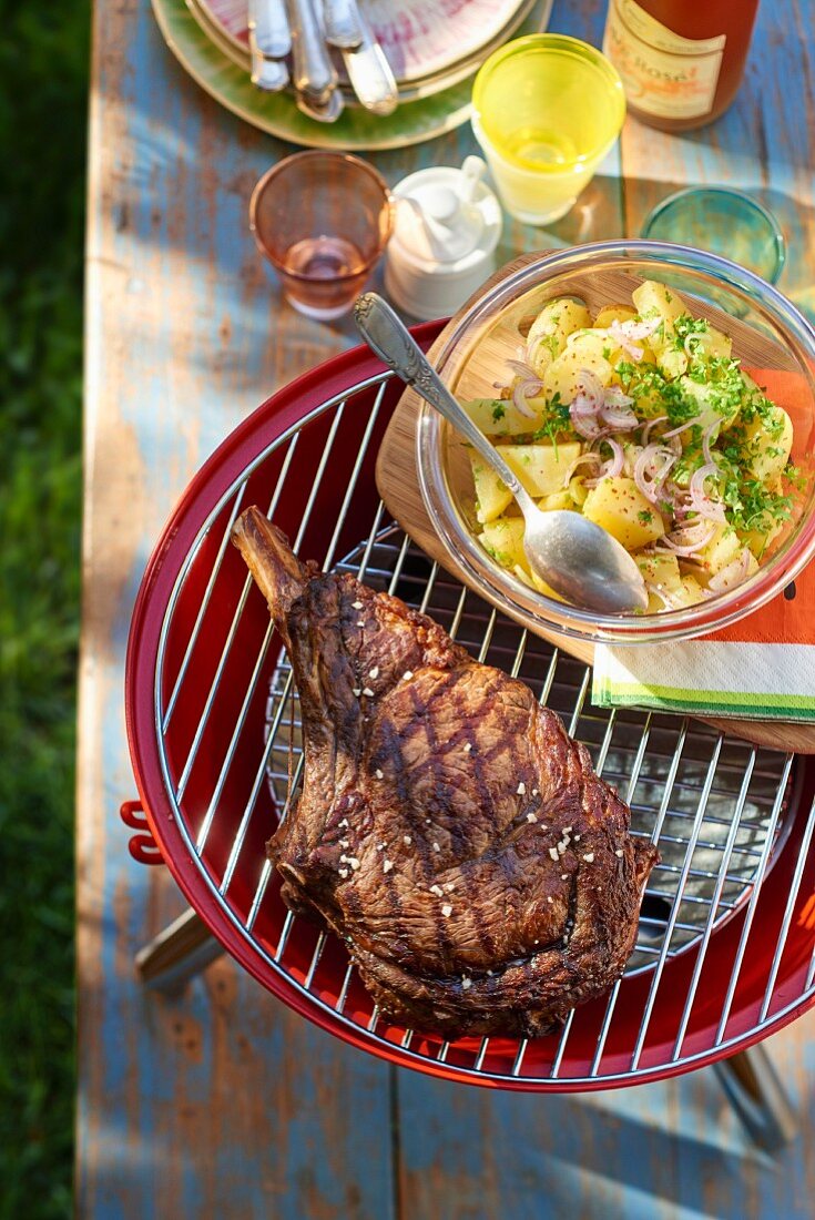 Gegrilltes Rinderkotelett mit Kartoffelsalat (Aufsicht)