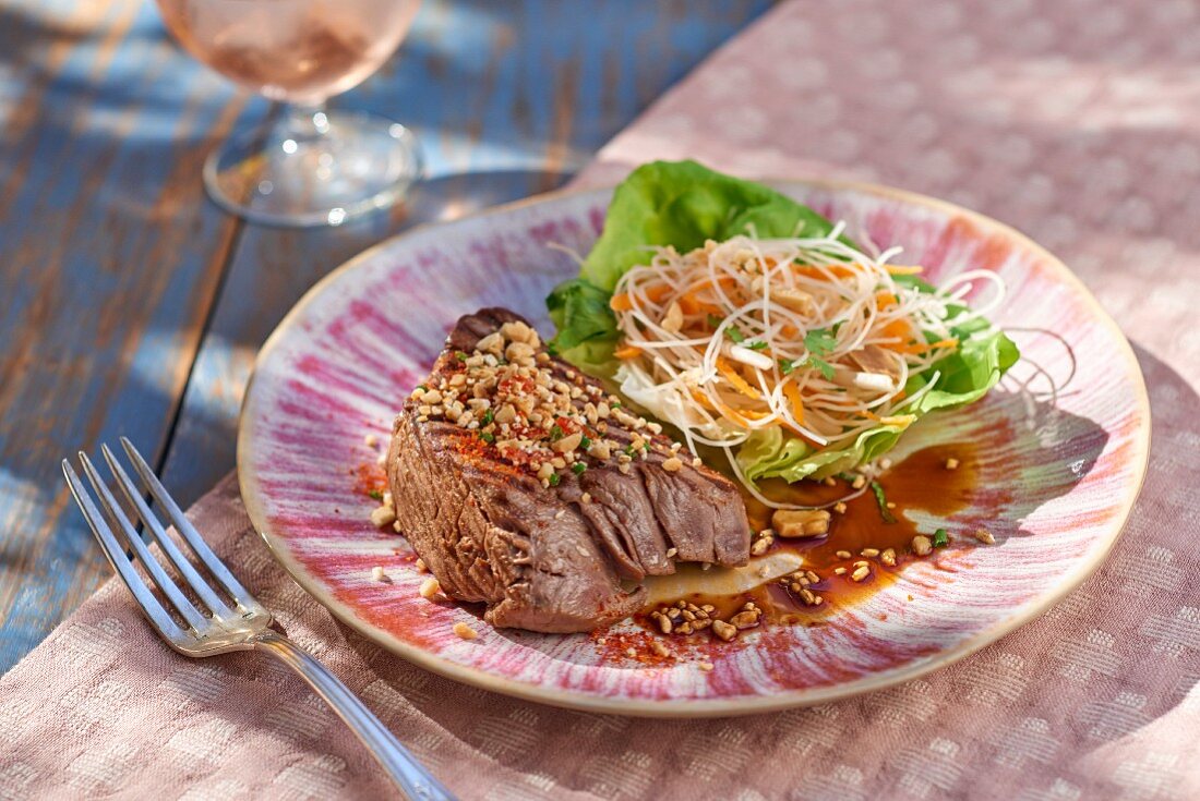 Gegrilltes Rumpsteak mit thailändischem Salat