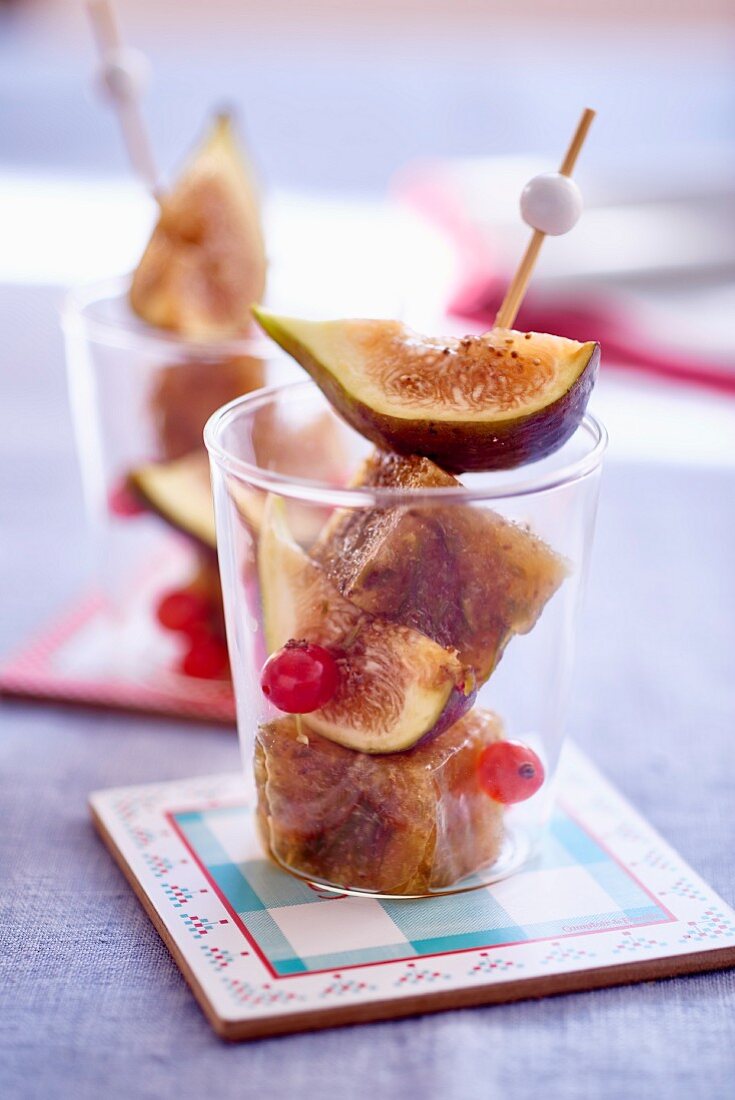 Fig jelly skewers with fig slices served in a glass