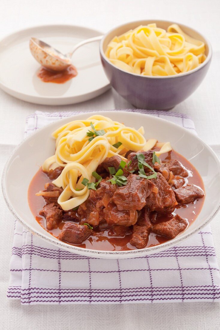 Klassisches Gulasch mit Bandnudeln