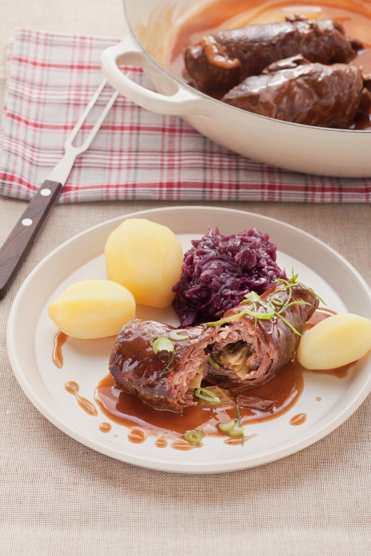 Klassisches Rinderrouladen mit Rotkohl und Salzkartoffeln