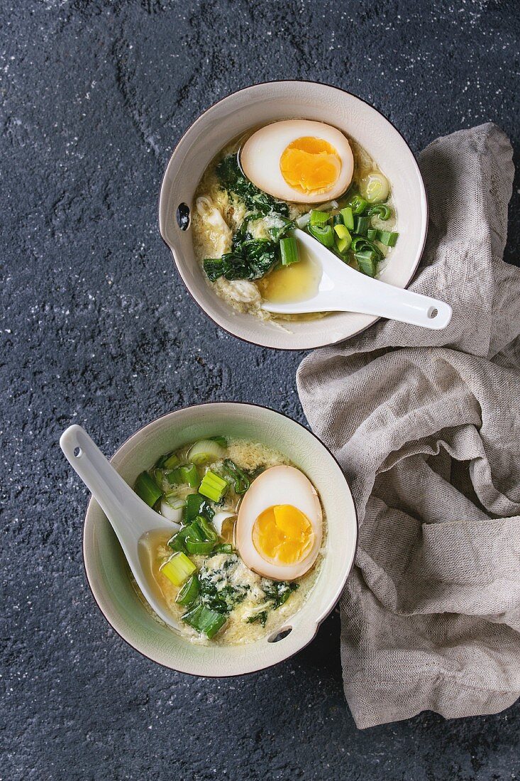 Suppe mit Rührei, mariniertem Ei, Frühlingszwiebeln und Spinat (Asien)