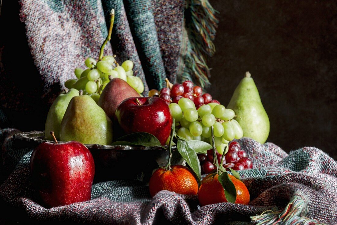 Obsttilleben im Stil eines Gemäldes mit Äpfeln, Birnen, Mandarinen und Trauben