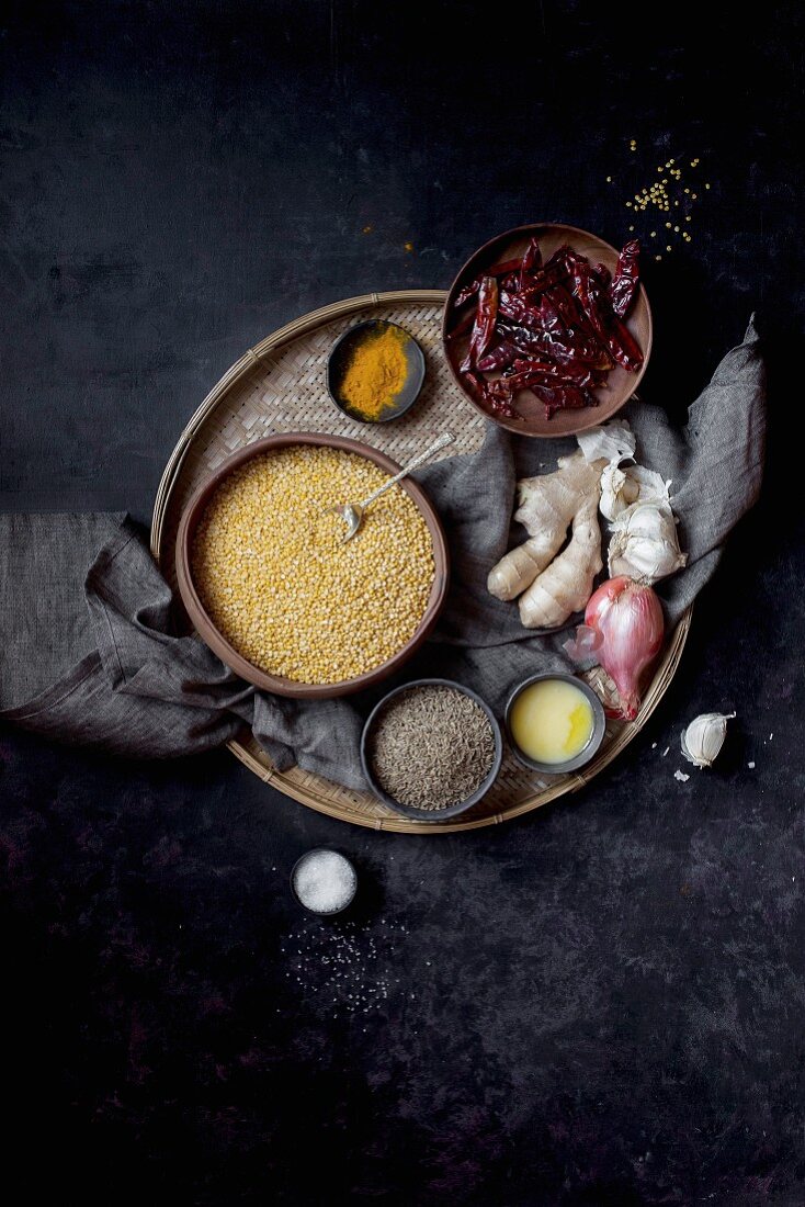 Stillleben mit typischen Zutaten aus der indischen Küche (Aufsicht)