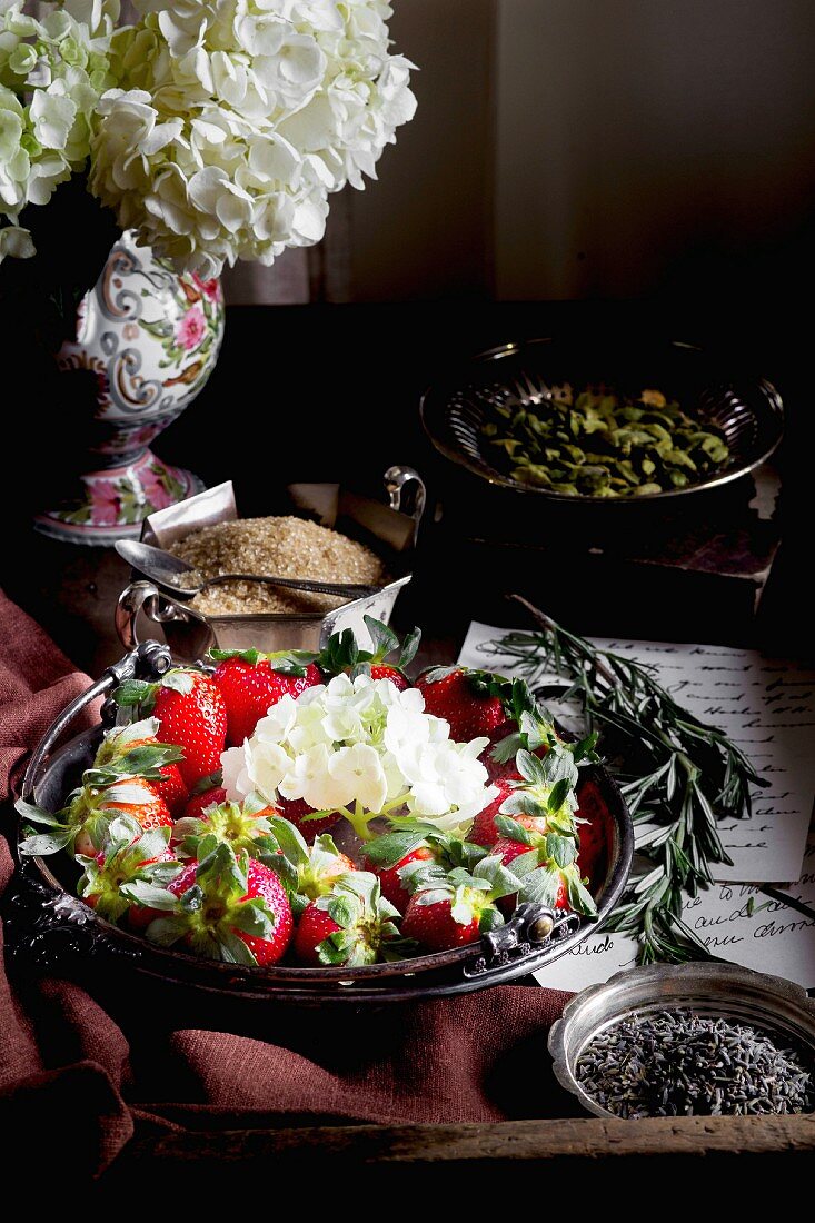 Erdbeeren angerichtet mit Hortensienblüten auf Teller