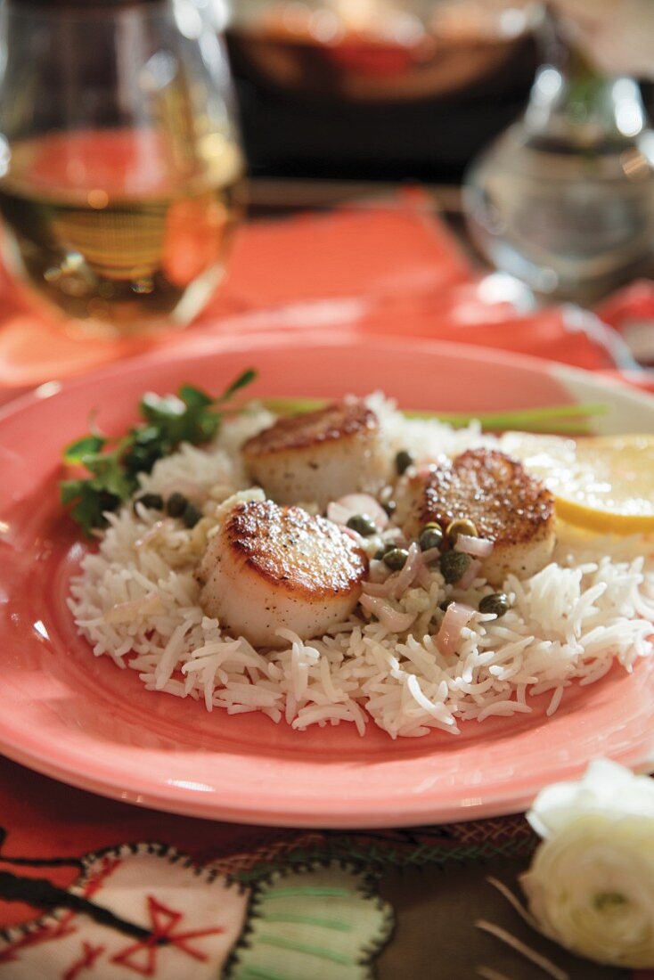 Fried scallops with capers on rice