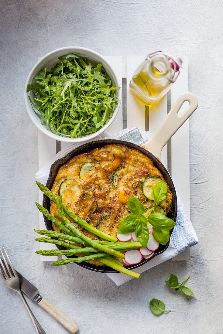 A courgette frittata with green asparagus and rocket