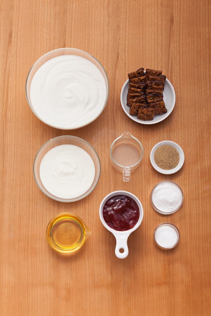 Zutaten für cremiges Joghurteis mit Toppings